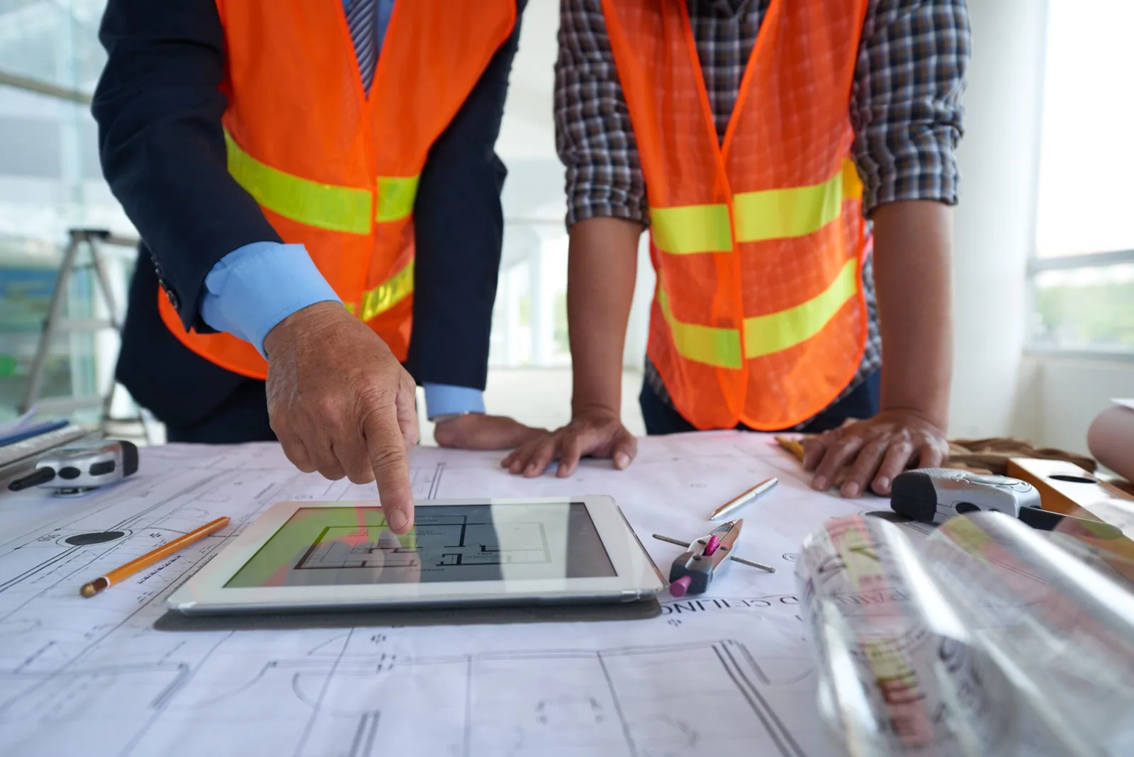 Equipo de obra revisando planos de construcción