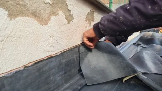 Aplicación de lámina impermeable y tratamiento de encuentros