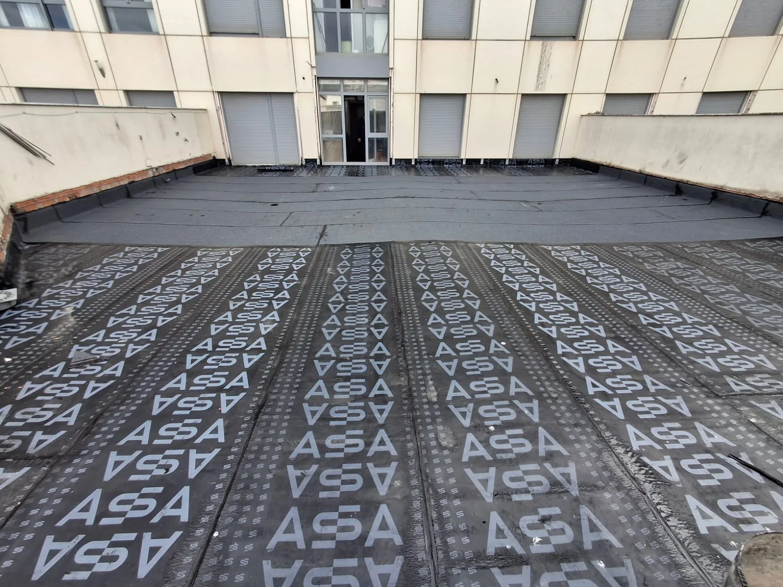 Lámina impermeabilizante instalada sobre una terraza